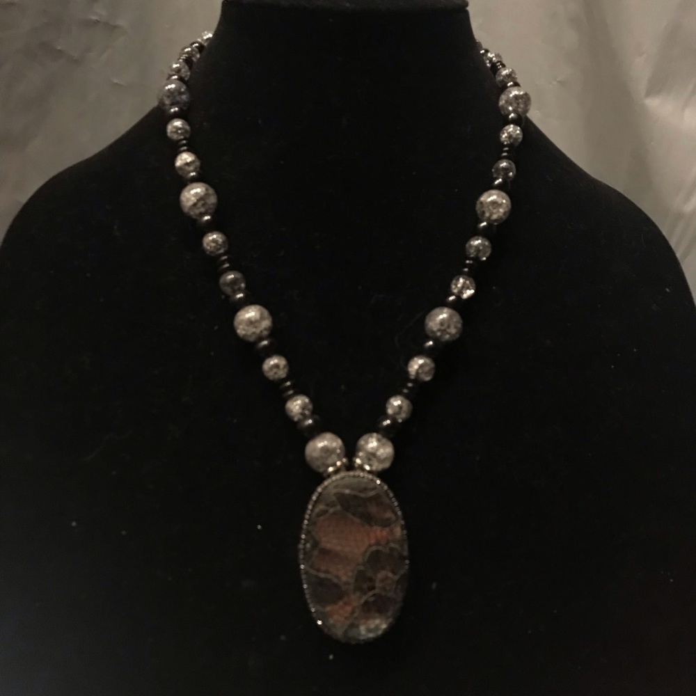Lace detailed beaded necklace